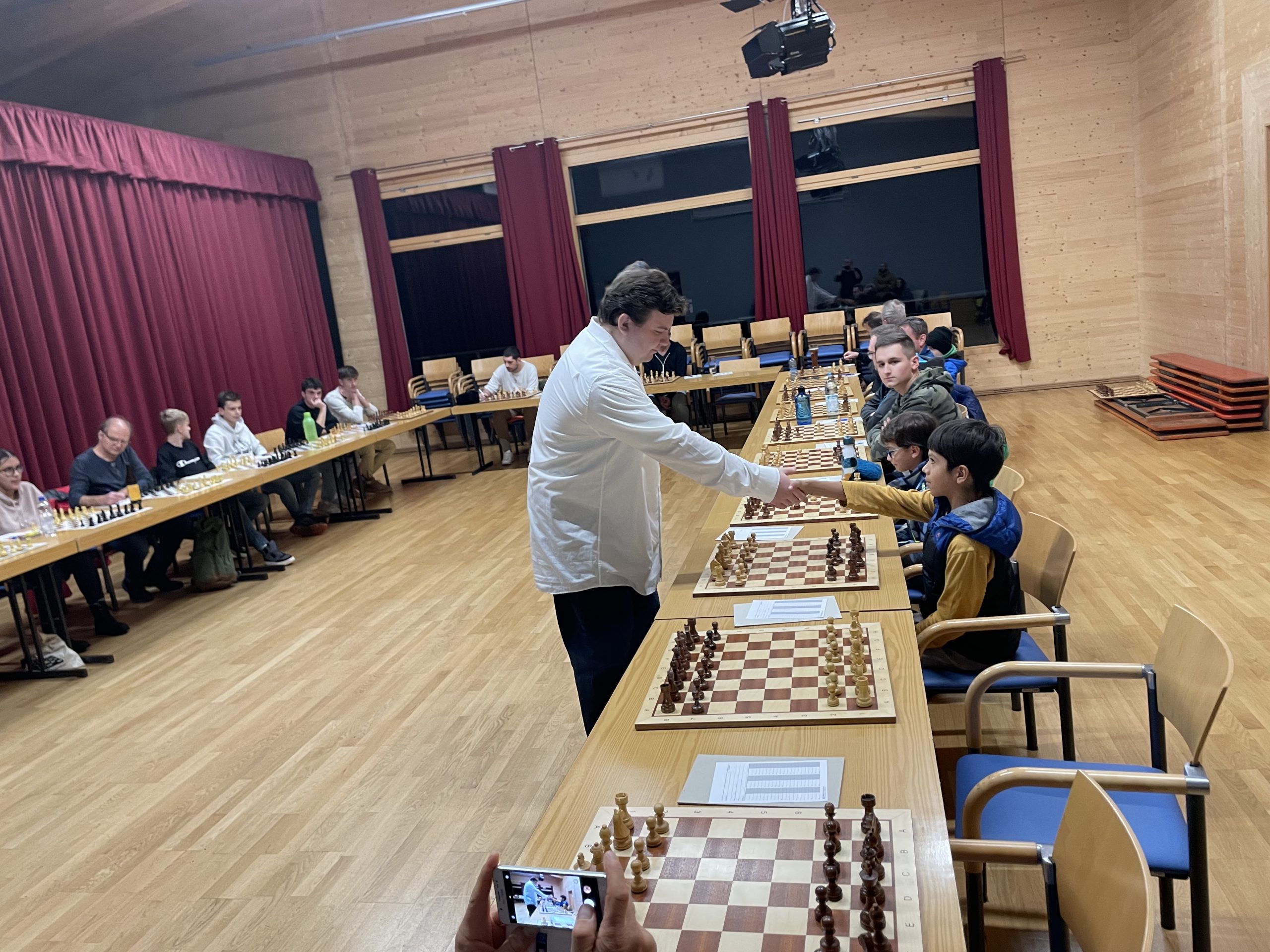 Simultan mit Schach-Großmeister Krivoborodov – nur Fabian Heim gelang ein Remis