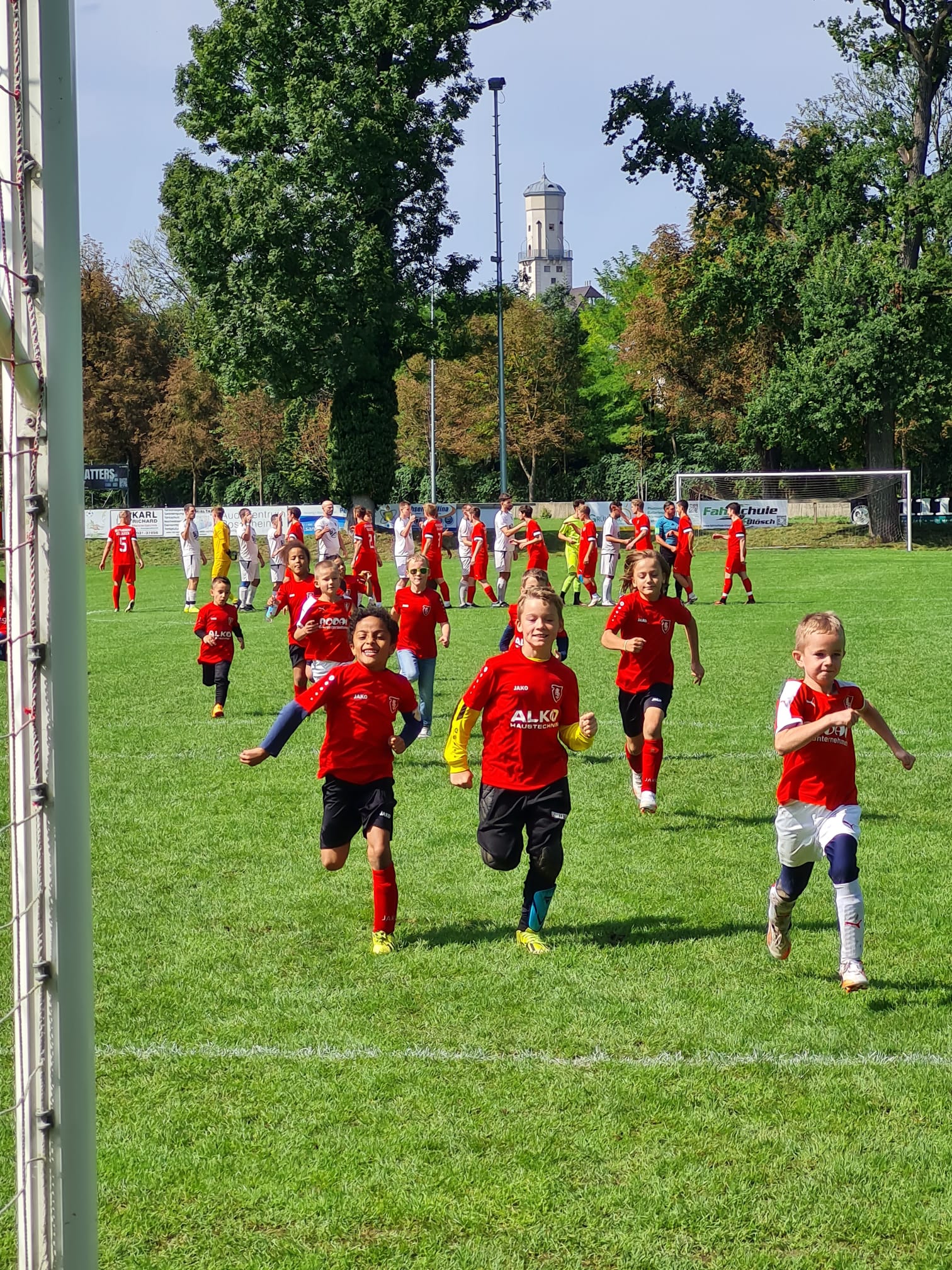 Großer Auftritt für unsere kleinsten Kicker: Einlaufkinder beim Heimspiel der Ersten