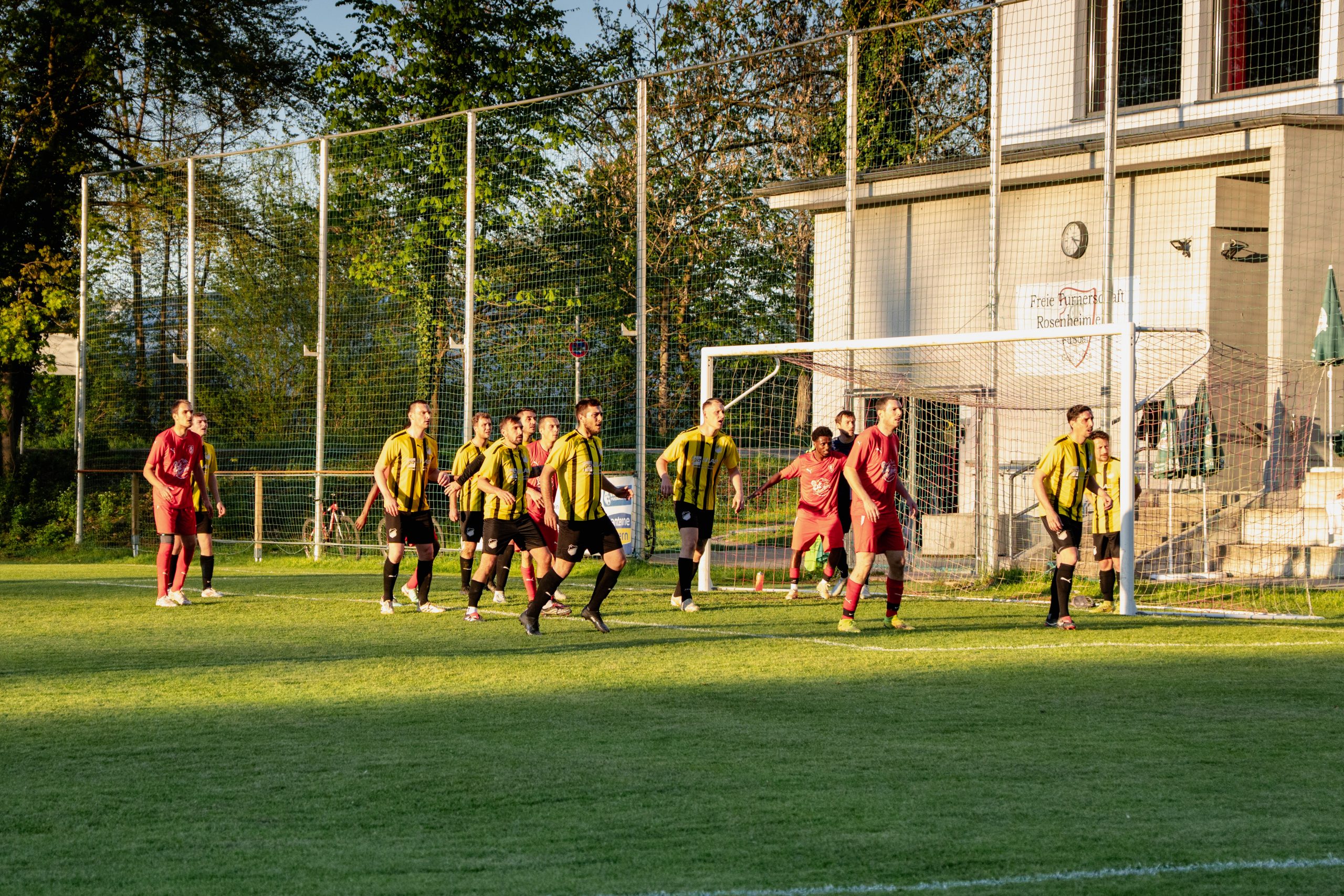 Spieler der FT Rosenheim sowie SV Vogtareuth bei einer Ecke